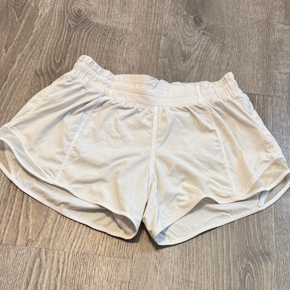 Lululemon Hotty Hot Short  size 6 - Picture 1 of 5